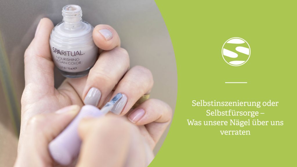 Nahaufnahme gepflegter Hände und Nägel, die Selbstfürsorge, innere Balance und achtsame Pflege symbolisieren.