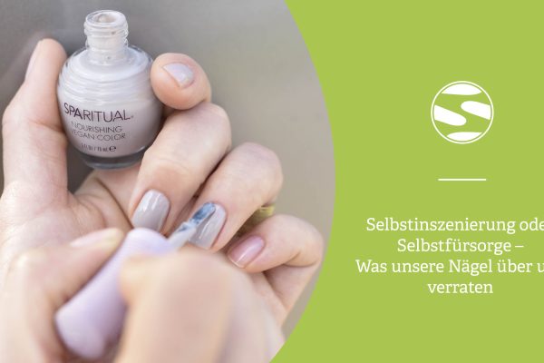 Nahaufnahme gepflegter Hände und Nägel, die Selbstfürsorge, innere Balance und achtsame Pflege symbolisieren.