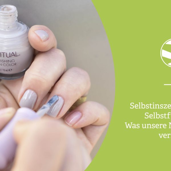 Nahaufnahme gepflegter Hände und Nägel, die Selbstfürsorge, innere Balance und achtsame Pflege symbolisieren.